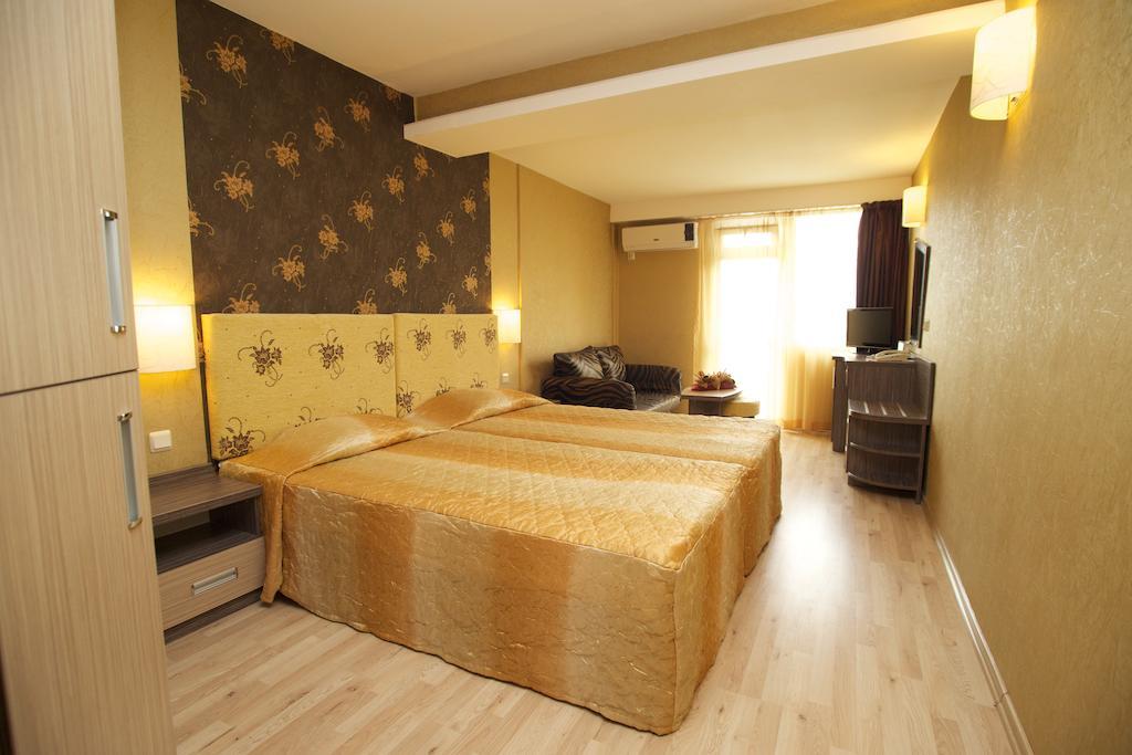 Hotel Kotva Pantai Sunny Bagian luar foto
