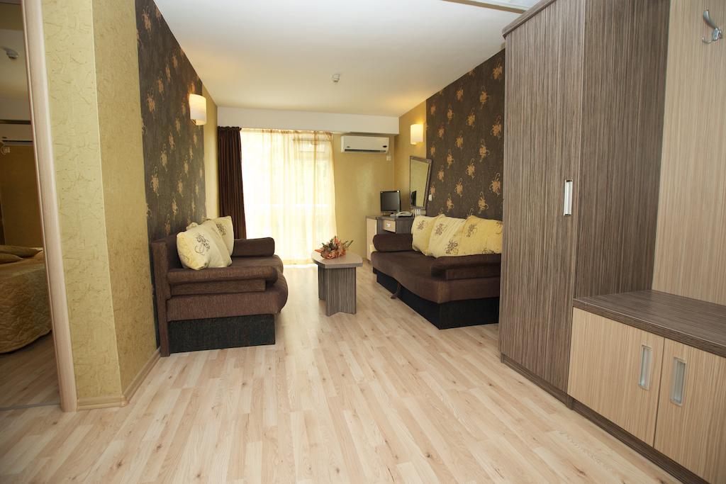 Hotel Kotva Pantai Sunny Bagian luar foto