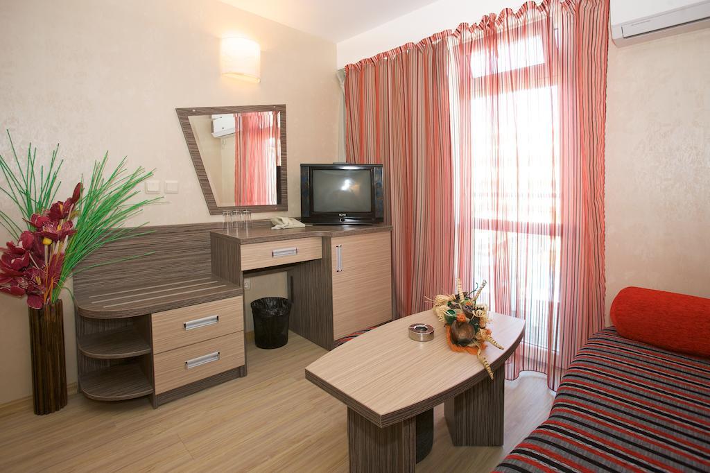 Hotel Kotva Pantai Sunny Bagian luar foto