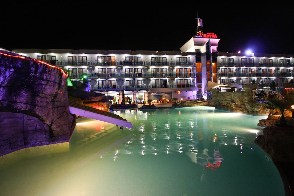 Hotel Kotva Pantai Sunny Bagian luar foto