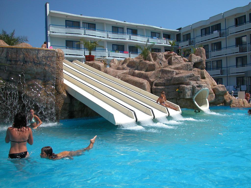 Hotel Kotva Pantai Sunny Bagian luar foto
