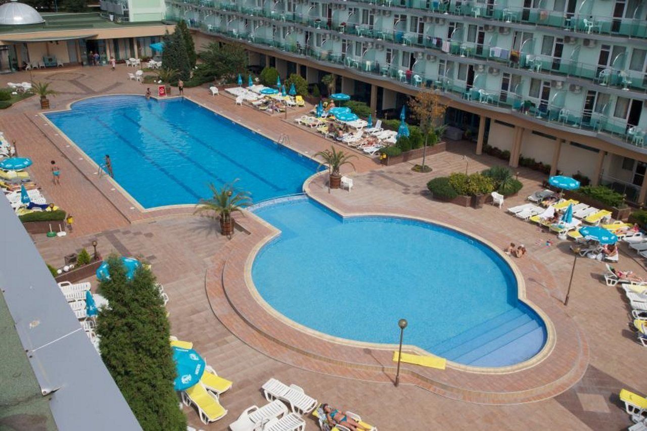 Hotel Kotva Pantai Sunny Bagian luar foto