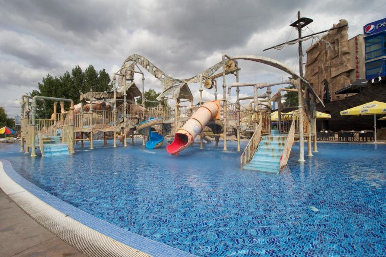 Hotel Kotva Pantai Sunny Bagian luar foto