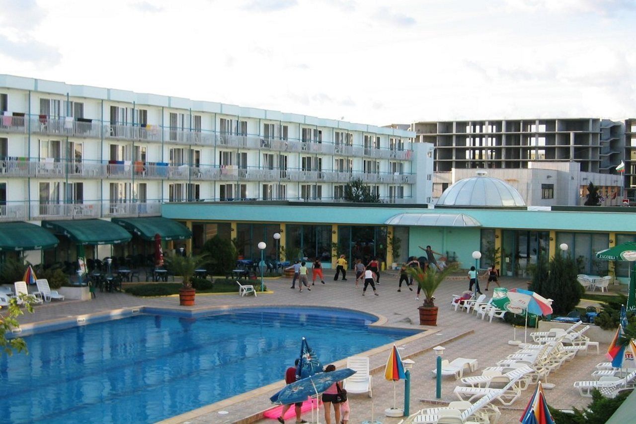 Hotel Kotva Pantai Sunny Bagian luar foto
