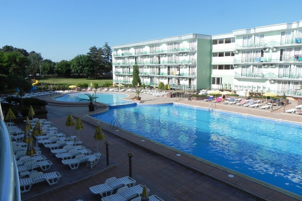 Hotel Kotva Pantai Sunny Bagian luar foto