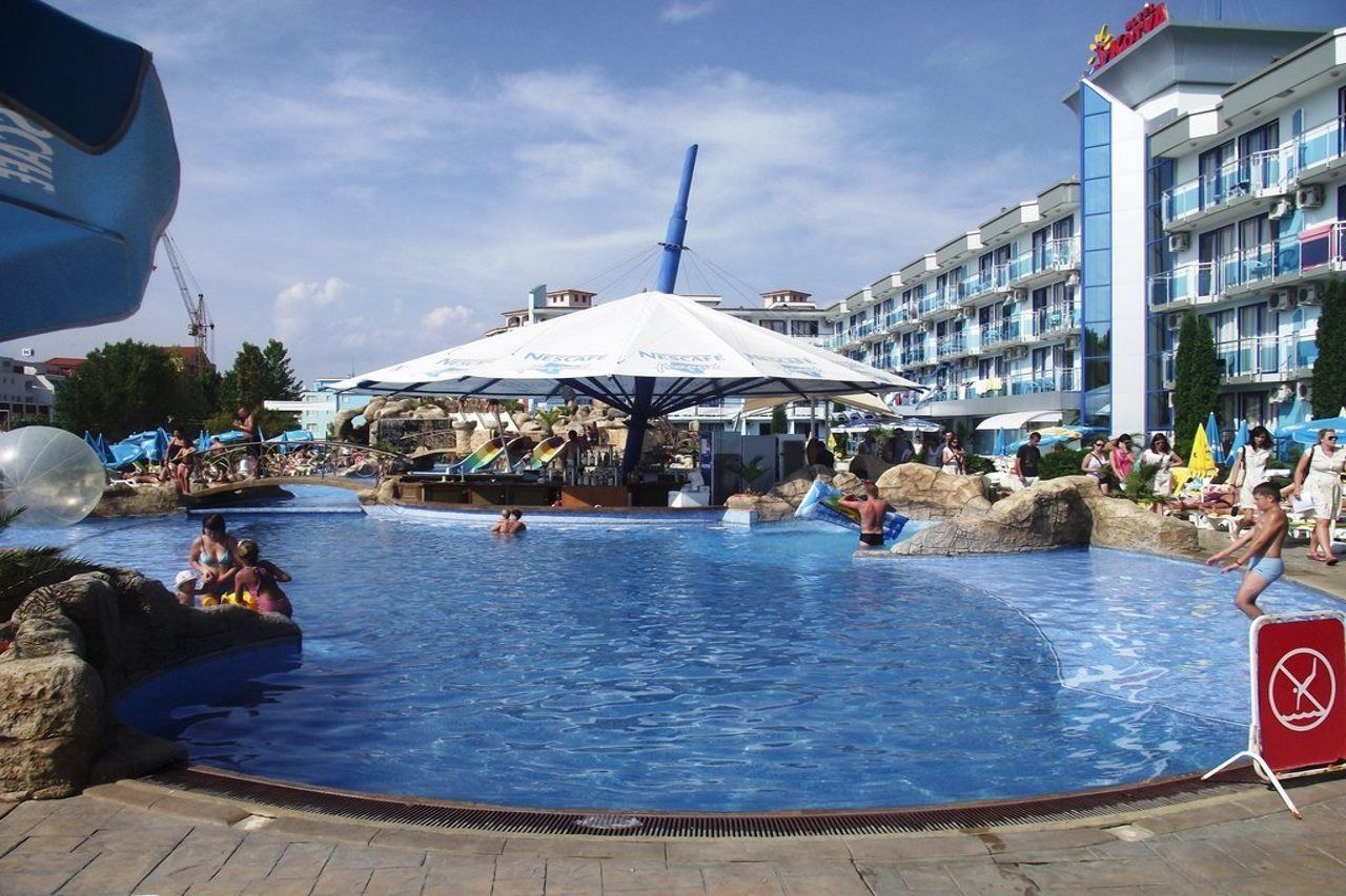 Hotel Kotva Pantai Sunny Bagian luar foto