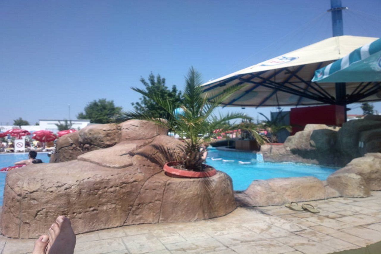 Hotel Kotva Pantai Sunny Bagian luar foto