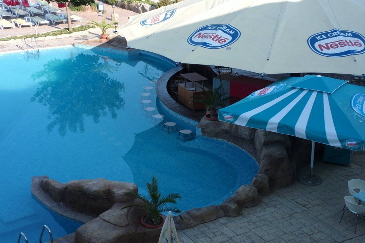 Hotel Kotva Pantai Sunny Bagian luar foto