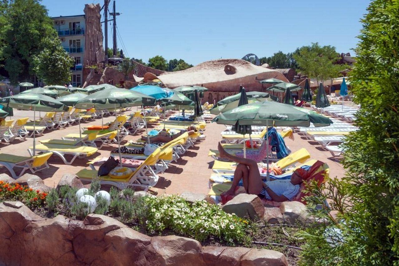Hotel Kotva Pantai Sunny Bagian luar foto