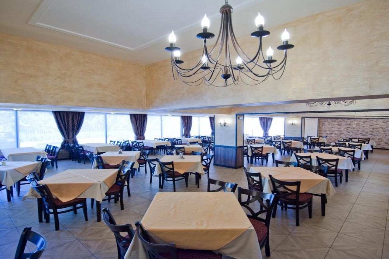 Hotel Kotva Pantai Sunny Bagian luar foto