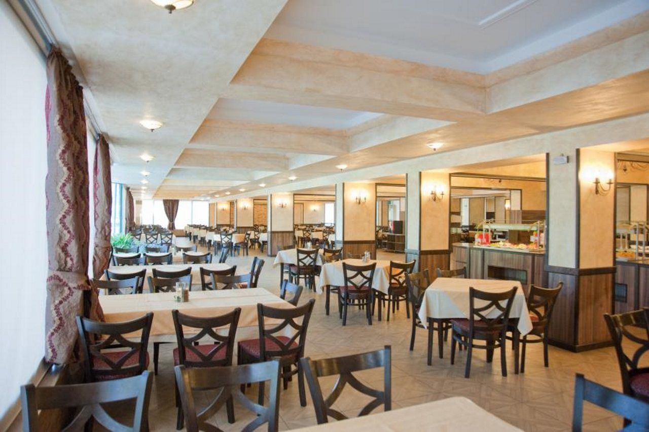 Hotel Kotva Pantai Sunny Bagian luar foto