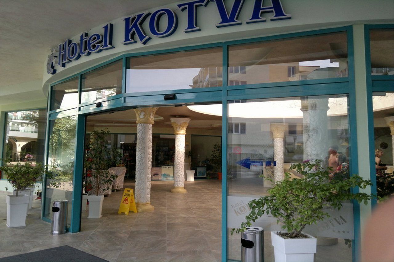 Hotel Kotva Pantai Sunny Bagian luar foto