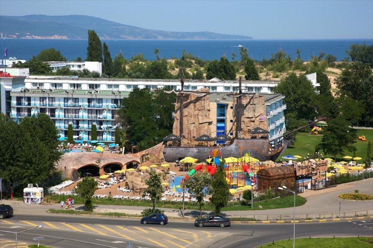 Hotel Kotva Pantai Sunny Bagian luar foto