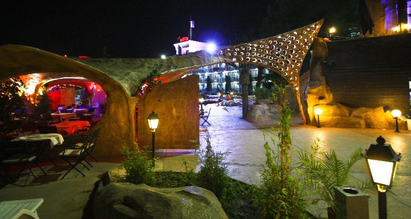 Hotel Kotva Pantai Sunny Bagian luar foto