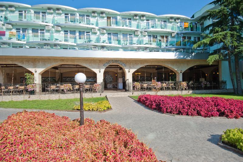 Hotel Kotva Pantai Sunny Bagian luar foto